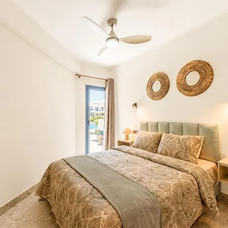 Seasons Boutique Terrace & Pool Apartman Hlóraka