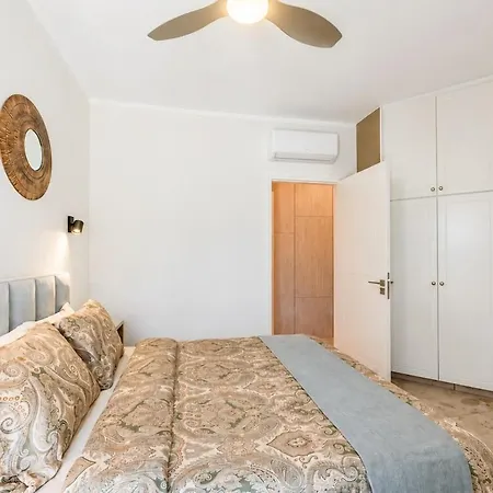 Seasons Boutique Terrace & Pool Apartman